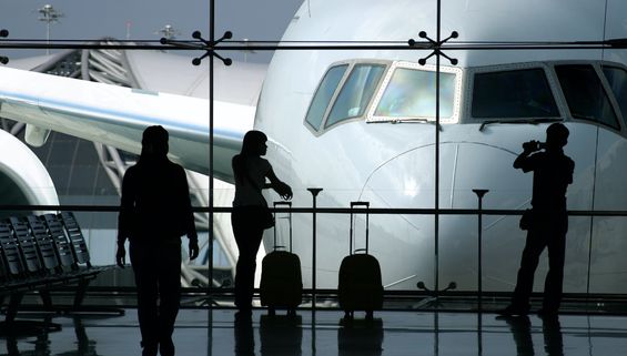 Российские путешественники начали сталкиваться с проблемами в европейских аэропортах